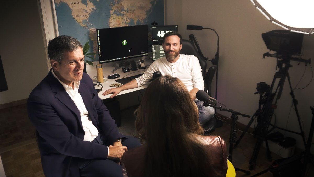 Carmenza Alarcón, Harold Gracia y Pablo Rabelo, líderes de empresas multinacionales en Colombia, están reunidos grabando un podcast en Bogotá